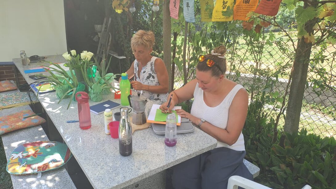Zona relax con lettini e spogliatoi ordinati a Water Nest