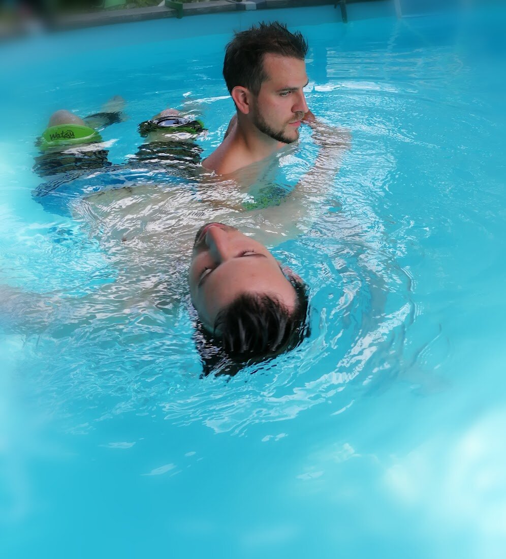 Partecipanti a un corso Watsu che praticano in coppia in acqua calda