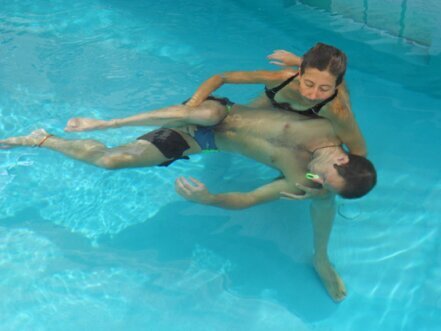 Lezione di WOGA con persone che praticano yoga in acqua calda a Water Nest