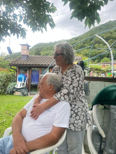Gianni e Loretta, che conducono la struttura Water Nest, sorridenti vicino alla piscina