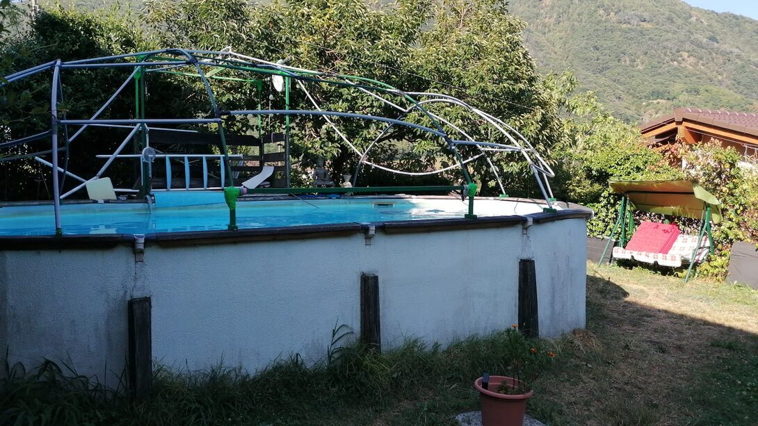 Piccolo gruppo di partecipanti che pratica esercizi in piscina riscaldata